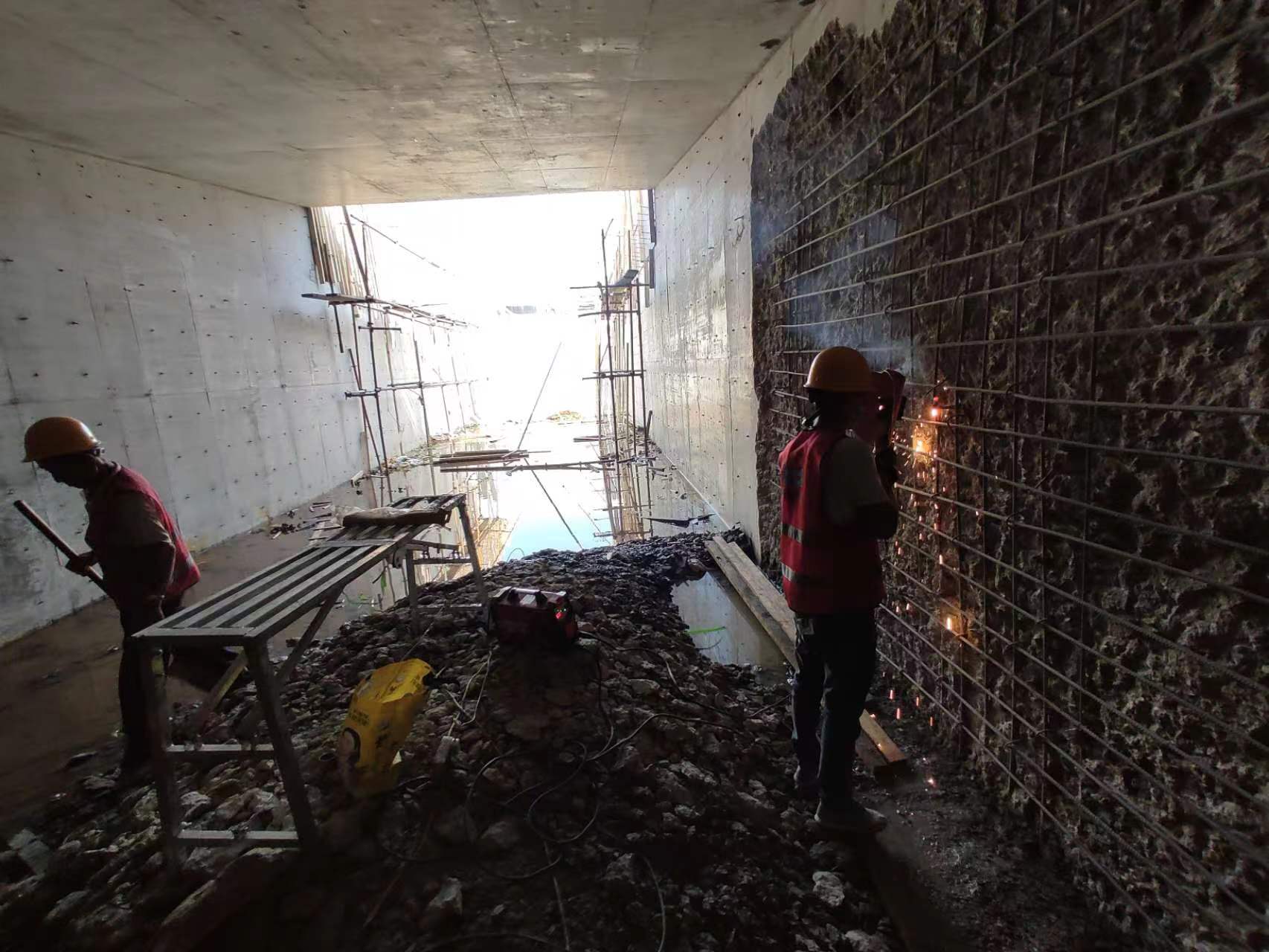 玛沁挖断承重墙导致楼体开裂，加固施工方案出炉